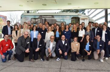 Das digiOnko-Team bei der Abschlussveranstaltung des Projekts vor dem Präventionsmobil.